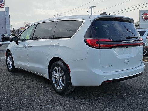 New 2026 Chrysler Pacifica Select image 3