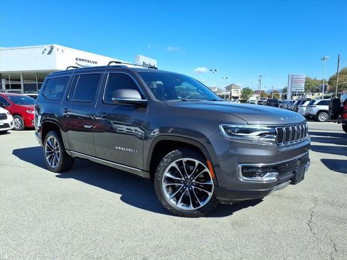 Used 2022 Jeep Wagoneer Series III w/ Premium Group I image 2