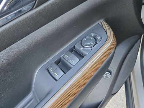 Used 2022 GMC Acadia SLE w/ Driver Convenience Package image 11