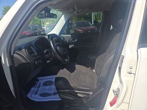 Used 2017 Jeep Renegade Altitude AWD/4WD image 9