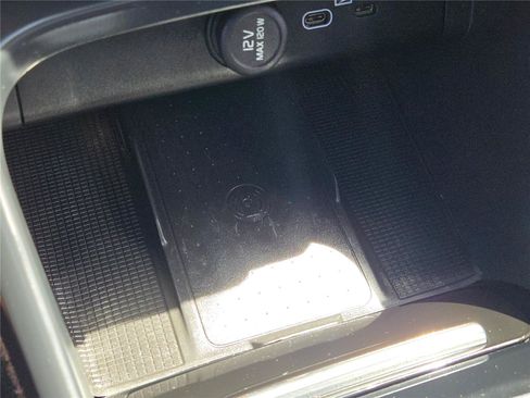 Used 2024 Volvo XC40 B5 Plus AWD/4WD image 32
