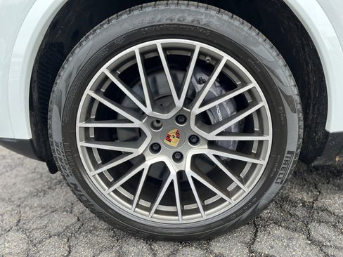 Used 2022 Porsche Cayenne Platinum Edition image 13