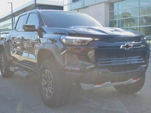 Used 2025 Chevrolet Colorado ZR2 w/ Technology Package image 3