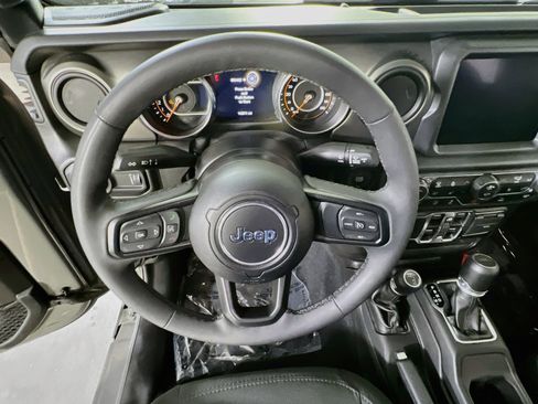 Used 2023 Jeep Gladiator Willys image 11