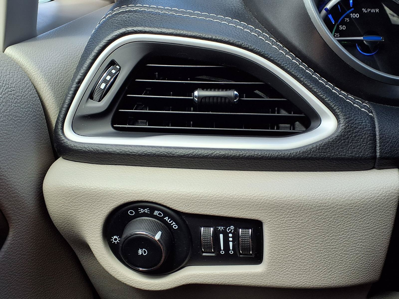 Used 2024 Chrysler Pacifica Limited FWD image 27