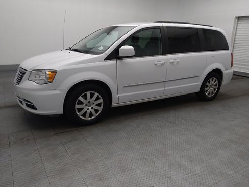 Used 2016 Chrysler Town & Country Touring image 2