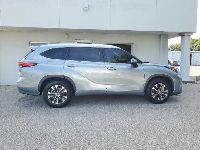 Used 2020 Toyota Highlander XLE FWD image 7