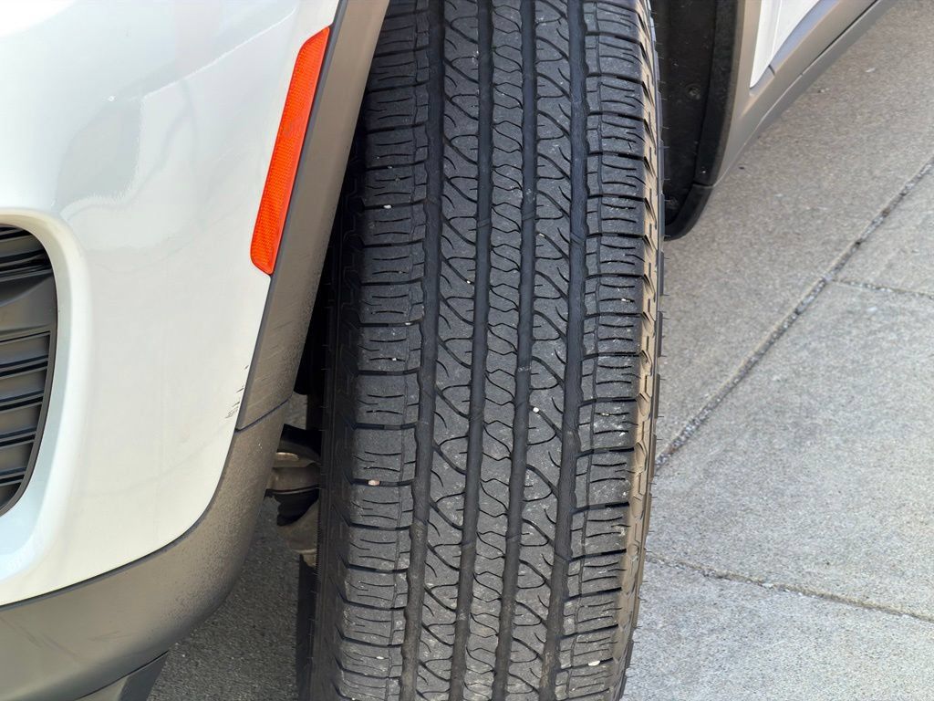 Used 2023 Jeep Grand Cherokee Laredo AWD/4WD image 11