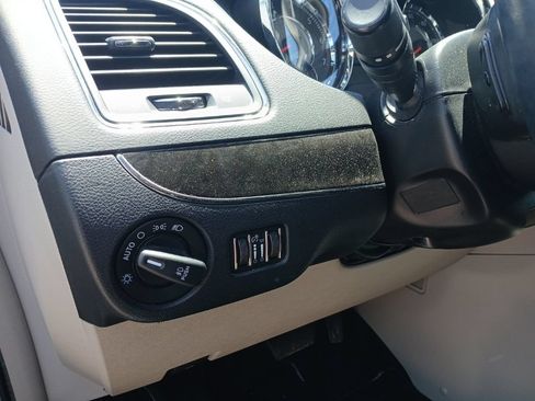 Used 2016 Chrysler Town & Country Touring w/ Driver Convenience Group FWD image 18
