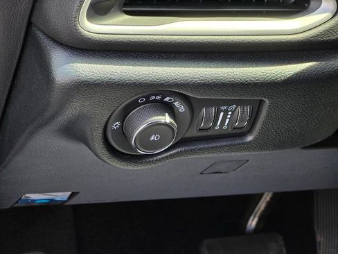 Used 2025 Chrysler Pacifica Select FWD image 8