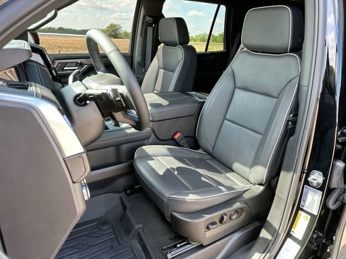 Used 2025 GMC Yukon Elevation w/ LPO, Elevation Black Package AWD/4WD image 11