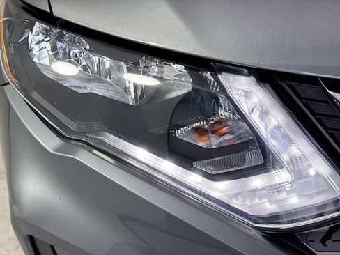 Used 2018 Nissan Rogue SV w/ Premium Package FWD image 38