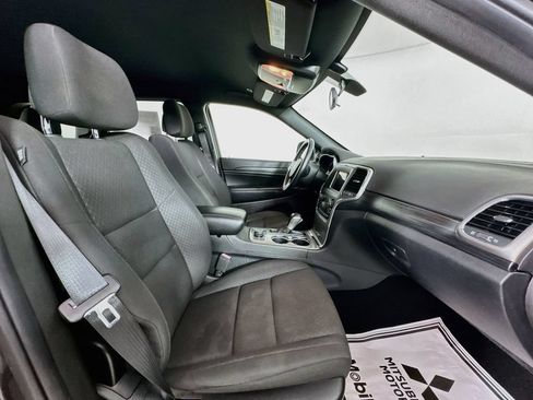 Used 2019 Jeep Grand Cherokee Laredo AWD/4WD image 27