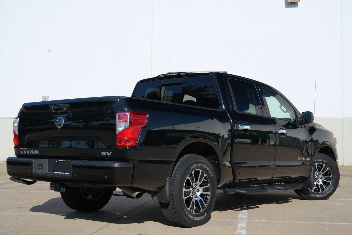 Used 2021 Nissan Titan SV w/ SV Convenience Package RWD image 3