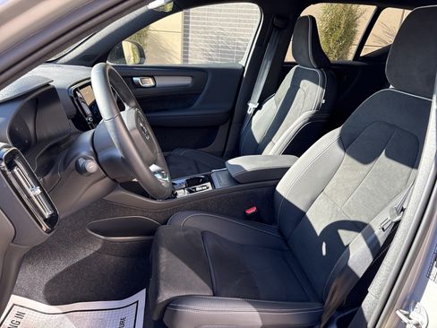 Used 2025 Volvo XC40 B5 Plus image 35