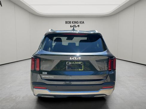 Used 2024 Kia Sorento S w/ Panoramic Sunroof Package FWD image 4