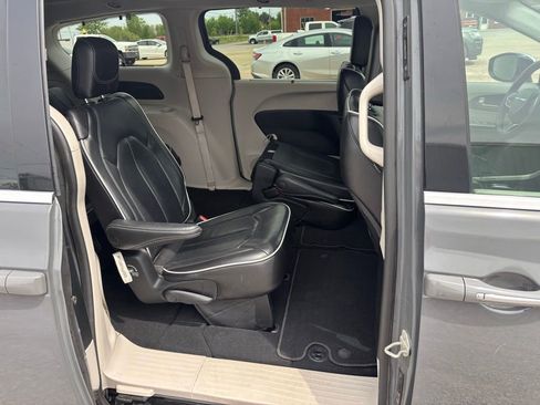Used 2023 Chrysler Pacifica Limited FWD image 13
