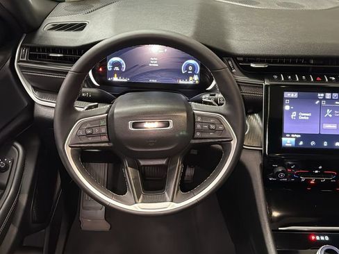 Used 2025 Jeep Grand Cherokee L Altitude image 12