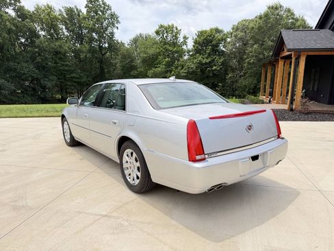 Used 2009 Cadillac DTS w/ Trunk Convenience Package FWD image 7