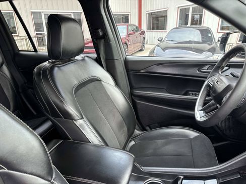Used 2024 Jeep Grand Cherokee Altitude RWD image 10