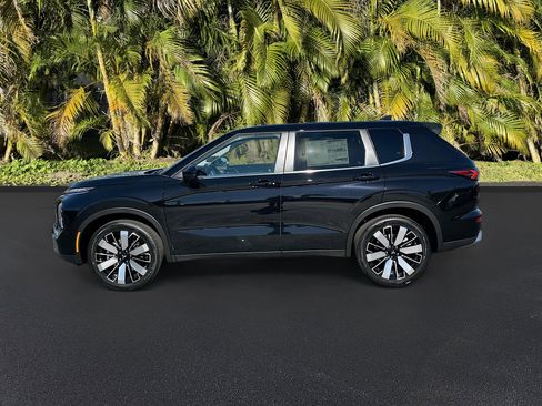 New 2025 Mitsubishi Outlander SE image 2