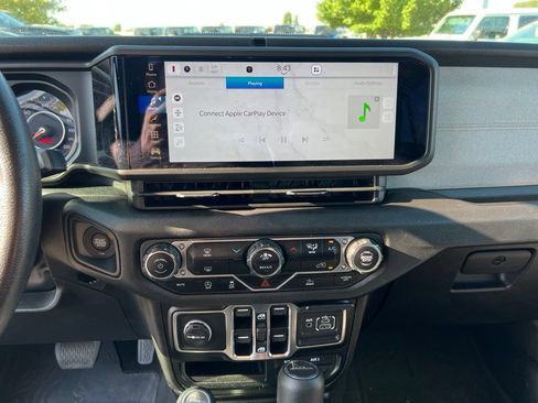 Used 2024 Jeep Gladiator Sport AWD/4WD image 15