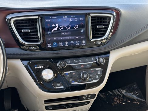 Used 2019 Chrysler Pacifica Limited w/ Advanced Safetytec Group FWD image 20