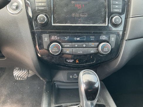 Used 2018 Nissan Rogue SV AWD/4WD image 27