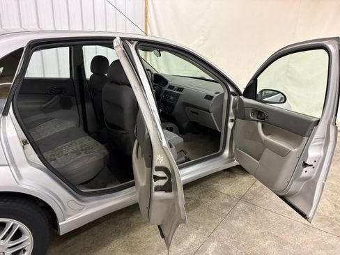 Used 2005 Ford Focus ZX4 Sedan FWD image 9