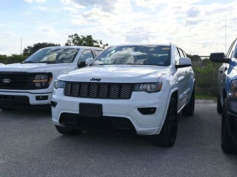 Used 2019 Jeep Grand Cherokee Altitude AWD/4WD image 5