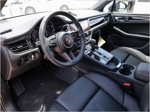 Certified 2025 Porsche Macan image 4