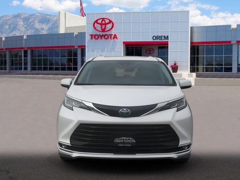 Used 2023 Toyota Sienna XLE image 2