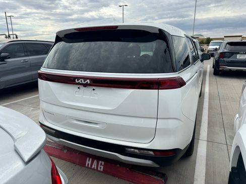 Certified 2024 Kia Carnival EX FWD image 4