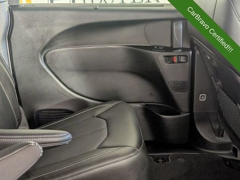Used 2025 Chrysler Pacifica Select FWD image 31
