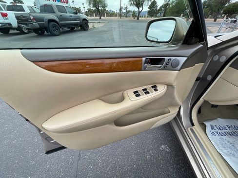 Used 2005 Lexus ES 330 FWD image 12