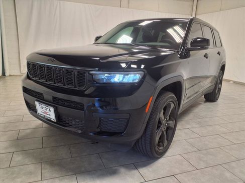 Used 2025 Jeep Grand Cherokee L Altitude image 3