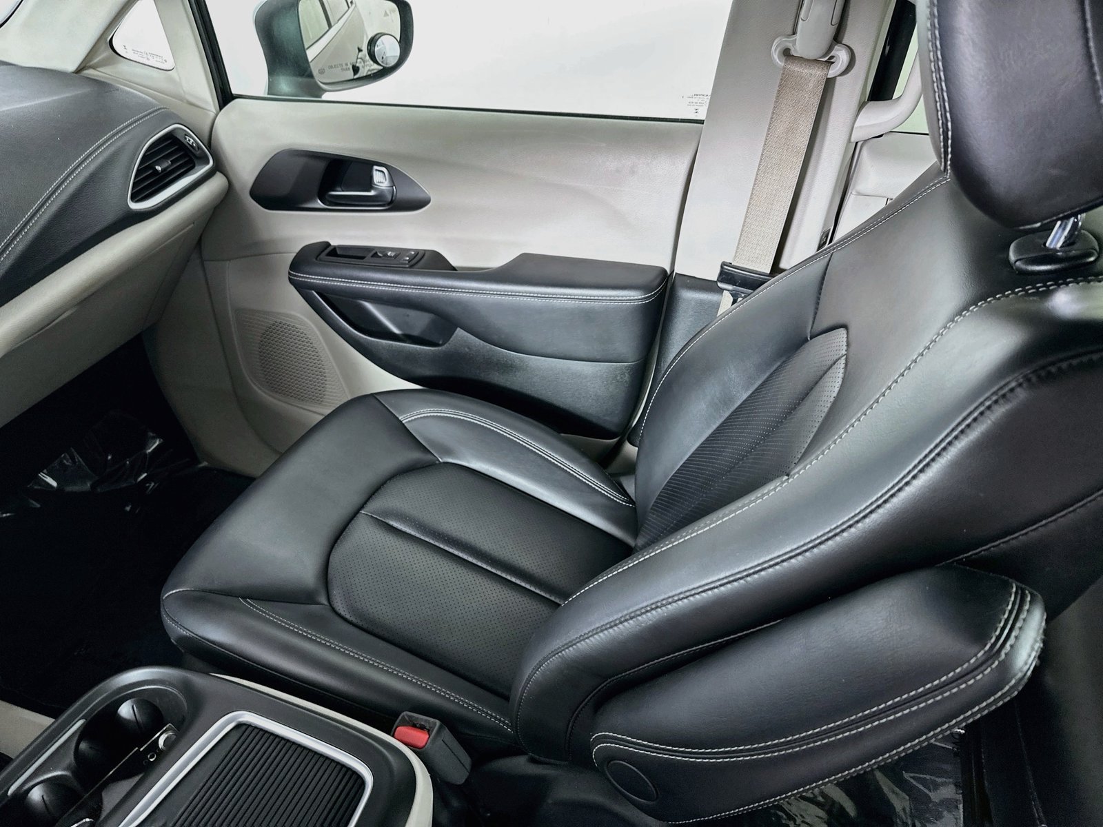 Used 2023 Chrysler Pacifica Touring-L FWD image 23