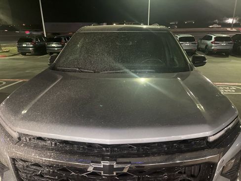 Used 2025 Chevrolet Traverse Z71 image 2