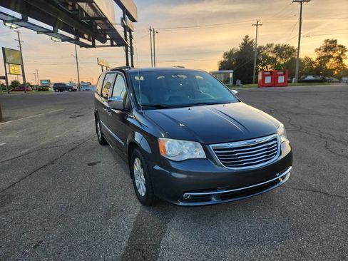 Used 2012 Chrysler Town & Country Touring-L w/ Entertainment Group #2 FWD image 2