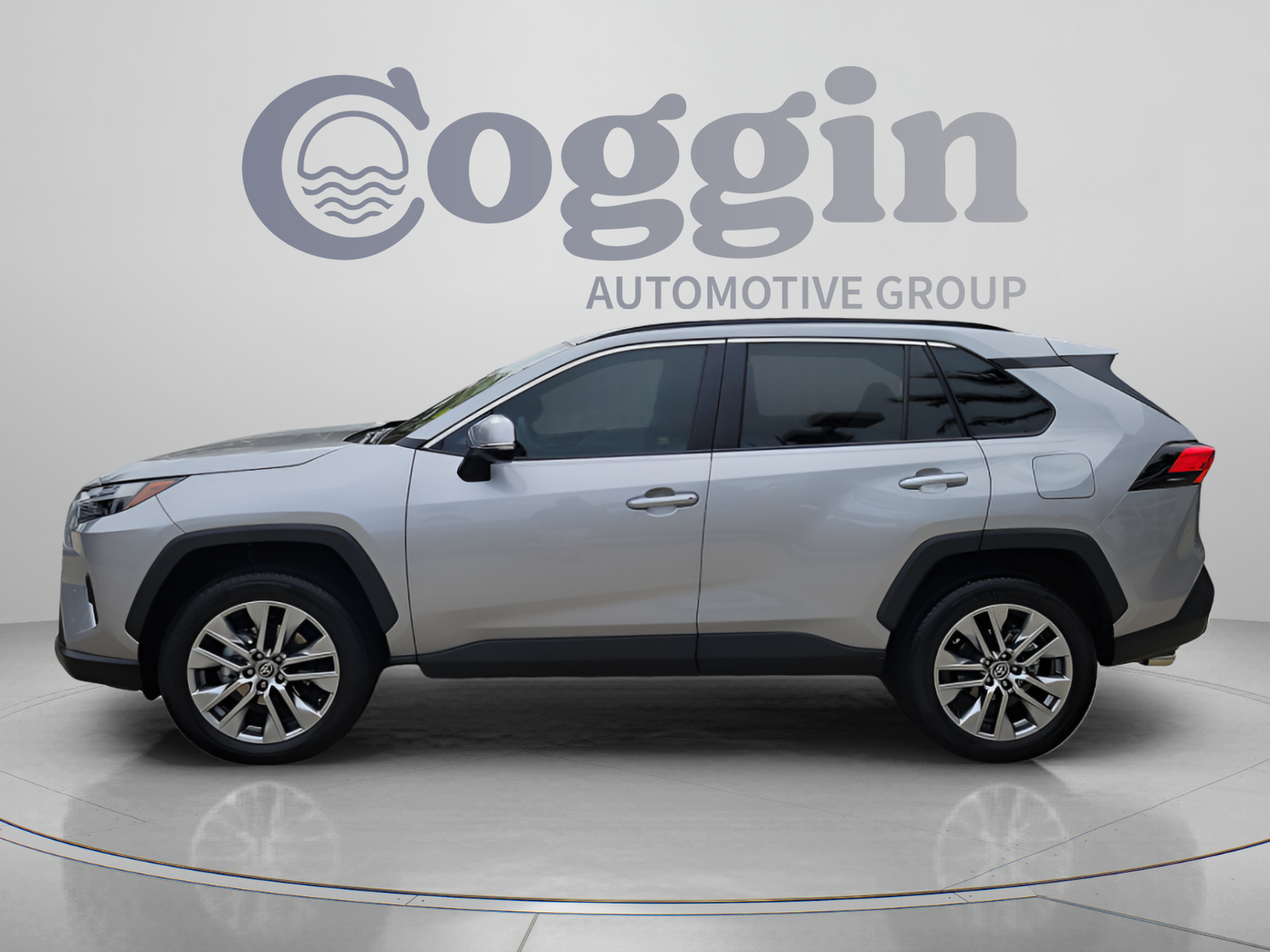Used 2022 Toyota RAV4 XLE Premium FWD image 3
