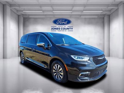 Used 2022 Chrysler Pacifica Limited w/ Uconnect Theater Family Group