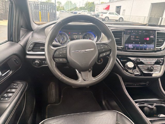 Used 2022 Chrysler Pacifica Limited w/ Uconnect Theater Family Group AWD/4WD image 14