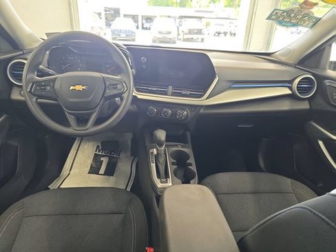 Used 2025 Chevrolet Trax LS w/ LS Convenience Package FWD image 11