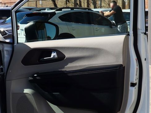 Used 2020 Chrysler Voyager L image 30