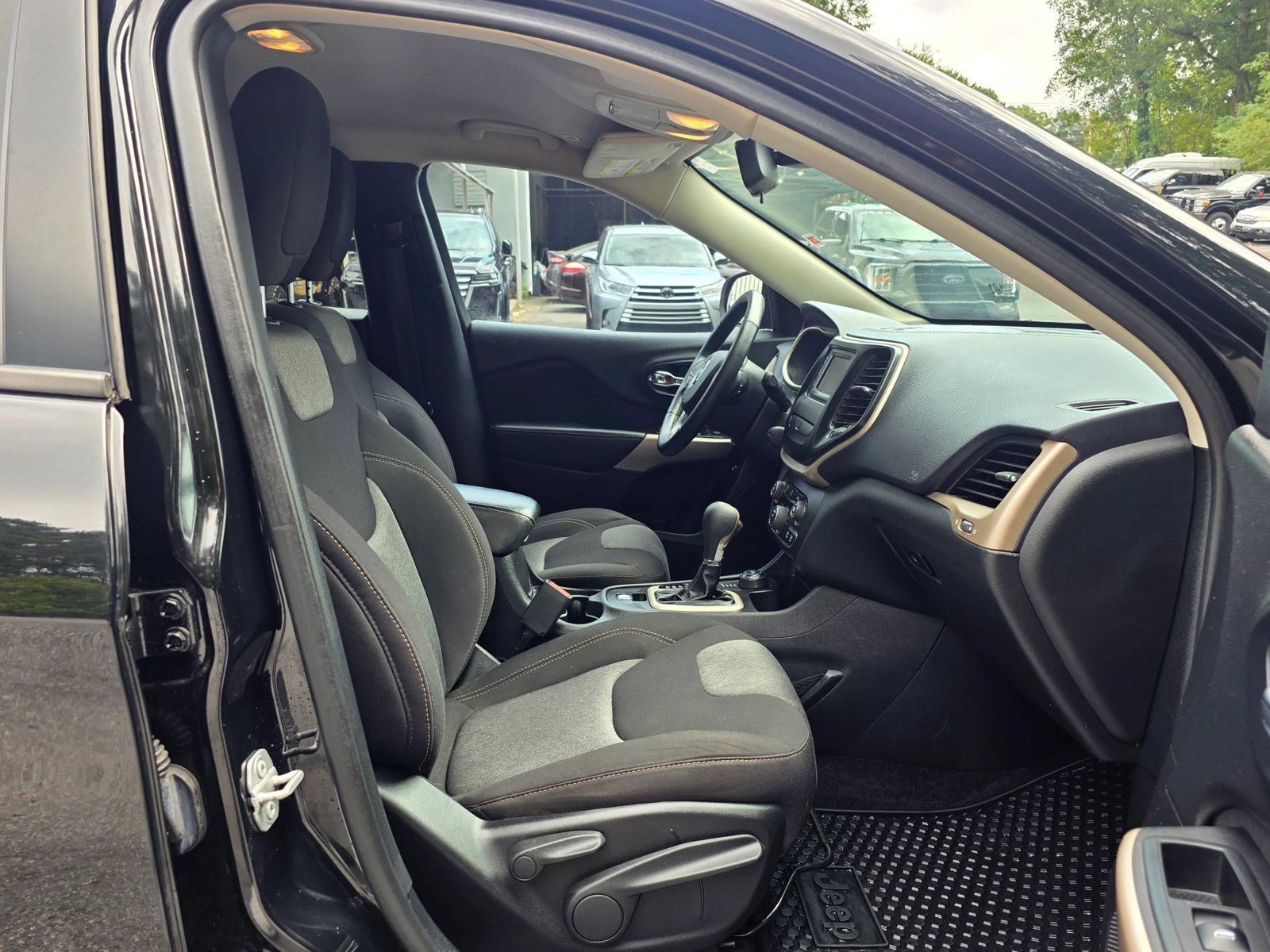 Used 2018 Jeep Cherokee Latitude w/ Altitude Package AWD/4WD image 26