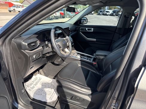 Used 2021 Ford Explorer XLT w/ Equipment Group 202A image 9