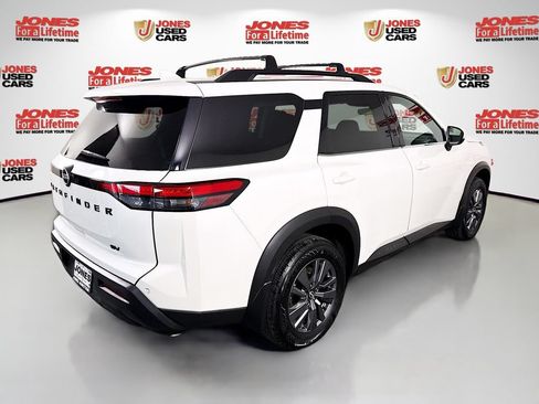 Certified 2024 Nissan Pathfinder SV w/ Black Appearance Package FWD image 16