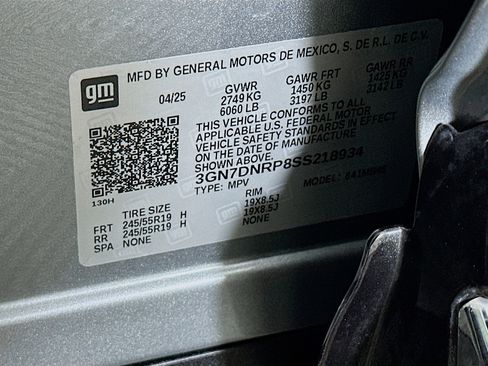Used 2025 Chevrolet Equinox EV LT FWD image 12