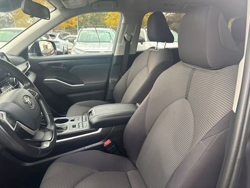 Used 2022 Toyota Highlander LE image 17