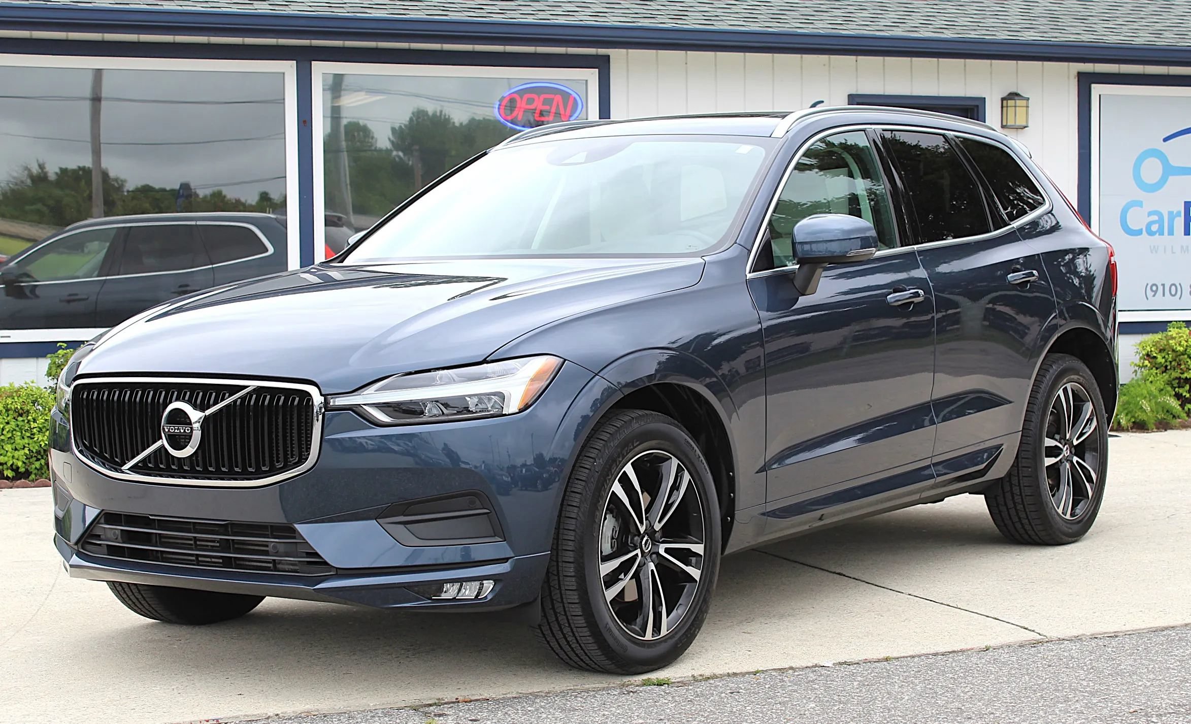 Used 2021 Volvo XC60 T5 Momentum w/ Premium Package FWD image 1